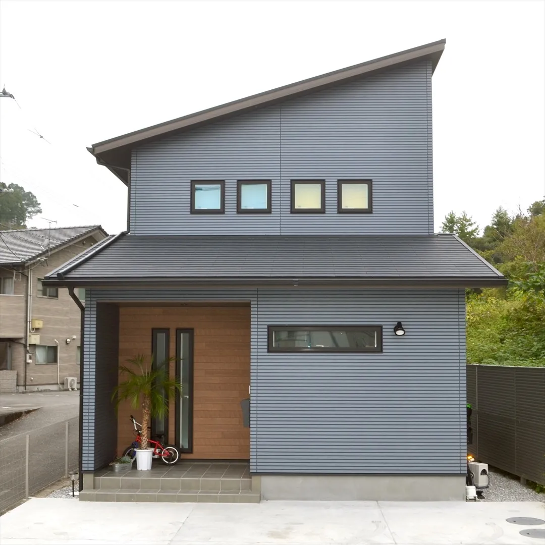 シックな外壁と木目扉が映える上質な住まい