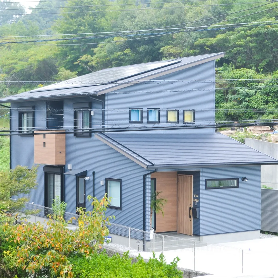 シックな外壁と木目扉が映える上質な住まい