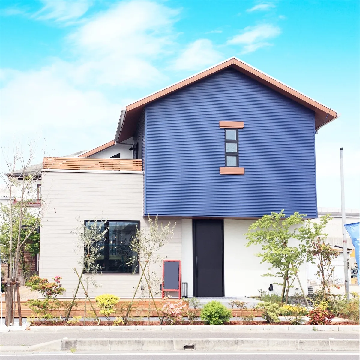 この一戸建ては、まさに個性が光るデザインですね🌟。
