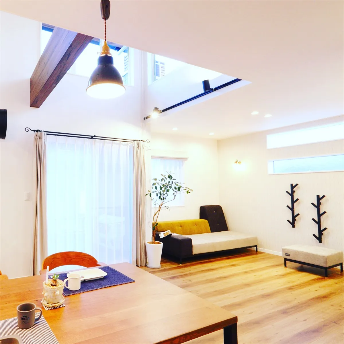 この一戸建ては、まさに個性が光るデザインですね🌟。