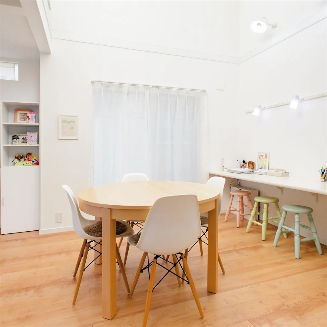 柔らかな日差しが窓から差し込む部屋の、真っ白な壁と対照的なシ...