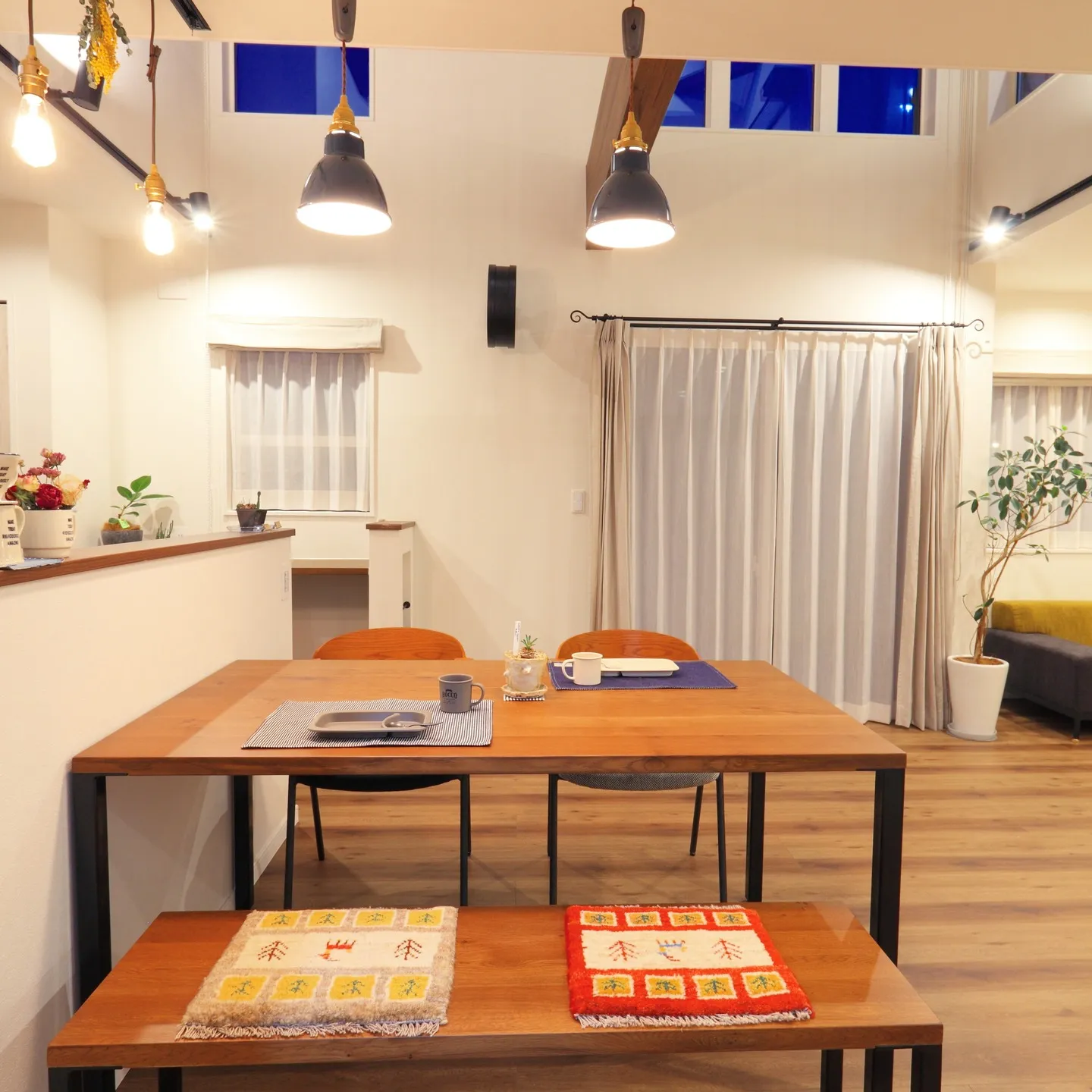 ⛺✨心惹かれる、ペンダントライトがおしゃれなダイニングキッチ...