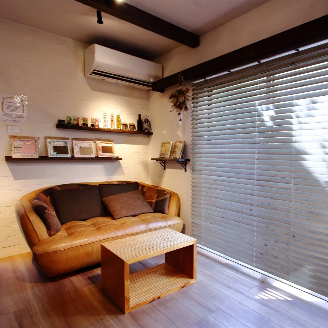 リビングルームに傾き始めた日差しが差し込む午後、なんとも言え...