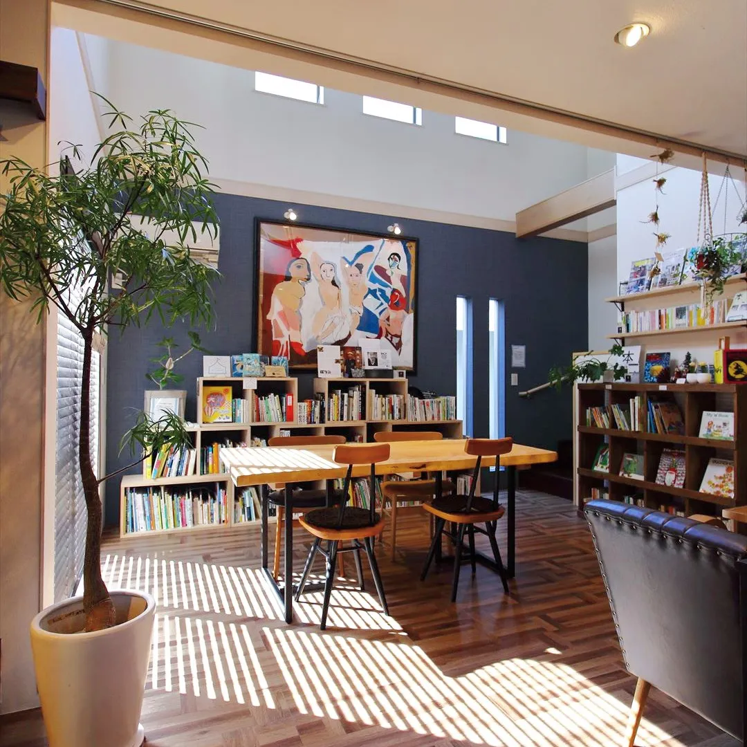 このリビングダイニング、まるで本の世界に迷い込んだかのよう！...