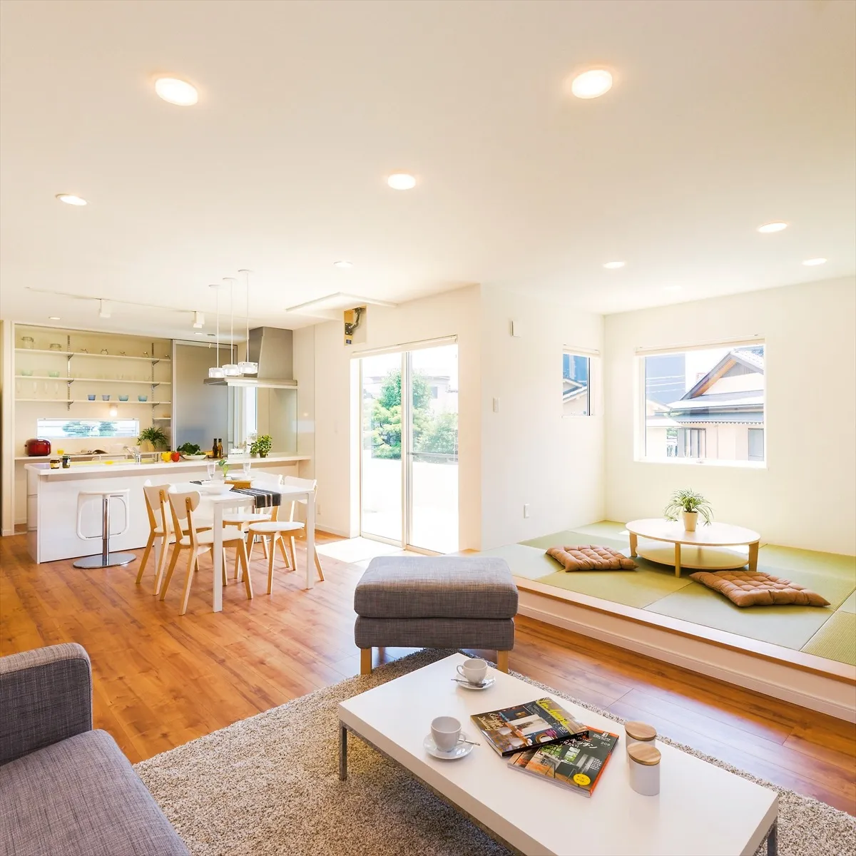 モダンな和室とリビング、ダイニング、キッチンが一体化したこの...