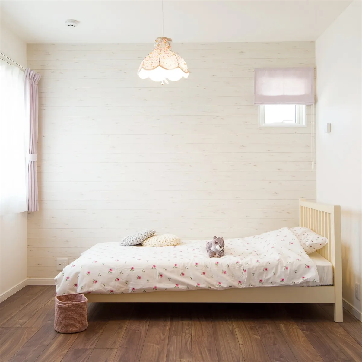 🌿 白を基調とした、シンプルでかわいらしい寝室を紹介します!