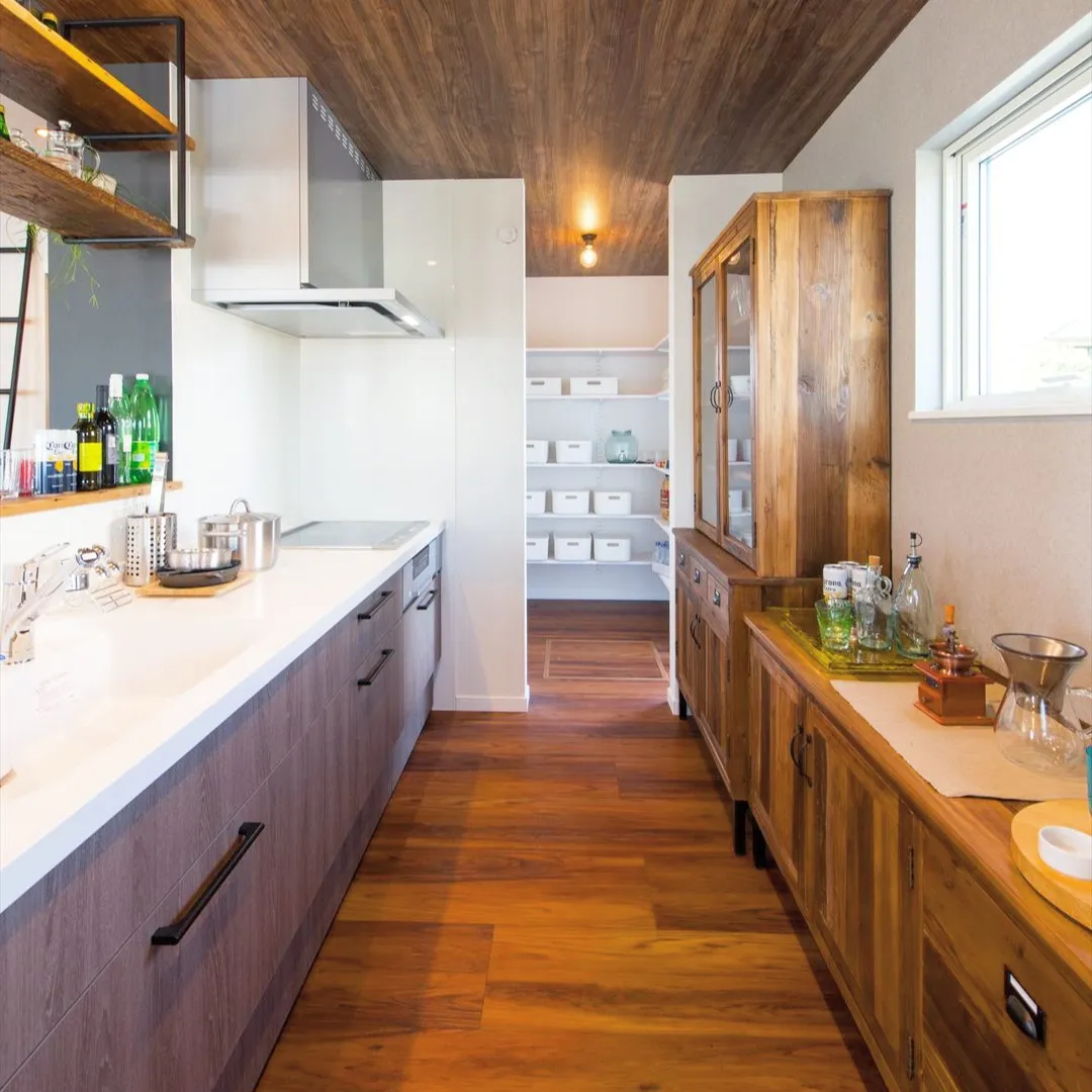 このキッチン、とてもオシャレな雰囲気で、楽しく料理できちゃい...