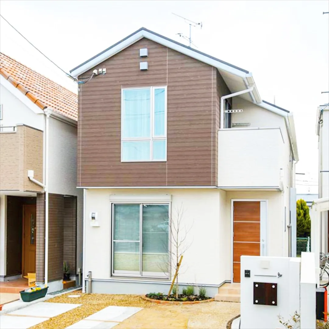 この家は、自然の中に溶け込みながらも独自の存在感を放つ、素敵...