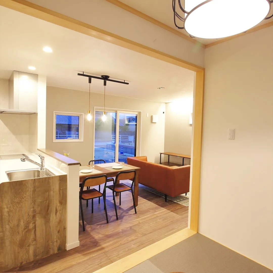 リビングとキッチンを見渡せるモダンな和室って、なんだか夢のよ...
