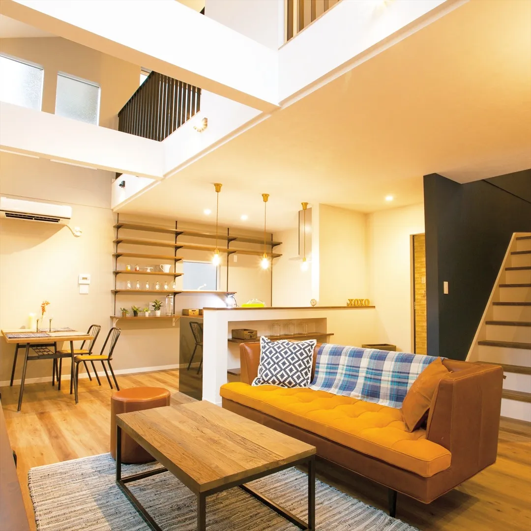 こちらのお家の特徴は、リビングを中心にキッチンやダイニング、...