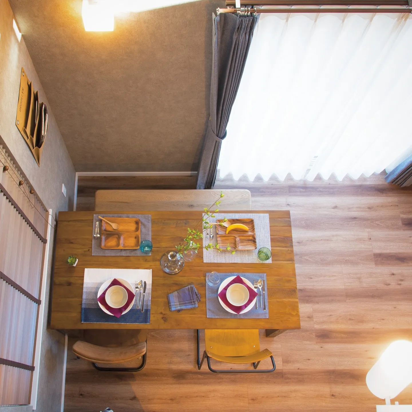 ２階から見下ろすこのリビングダイニングは、まるで家族のぬくも...