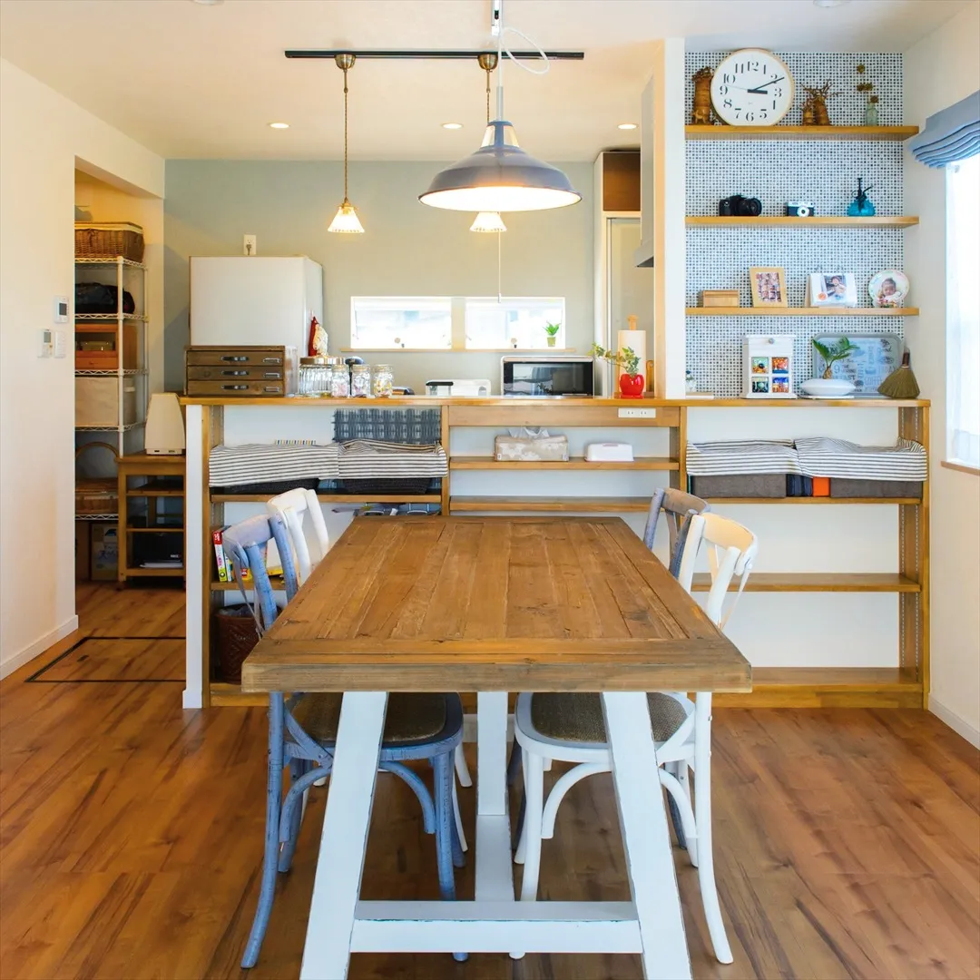 木目の風合いが生き生きとしたカントリー調のダイニングキッチン...