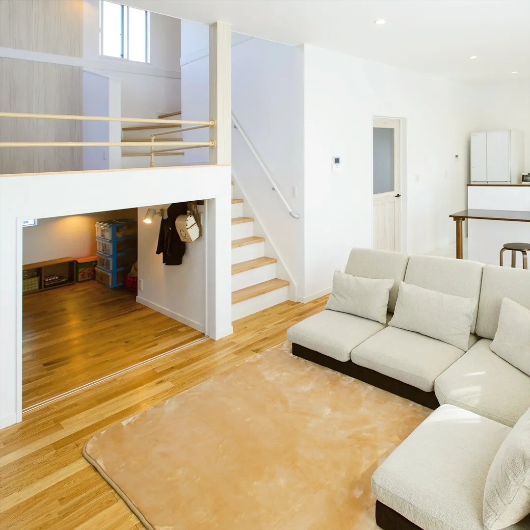 この高い天井が魅力のリビングは、まるで空の下にいるかのような...