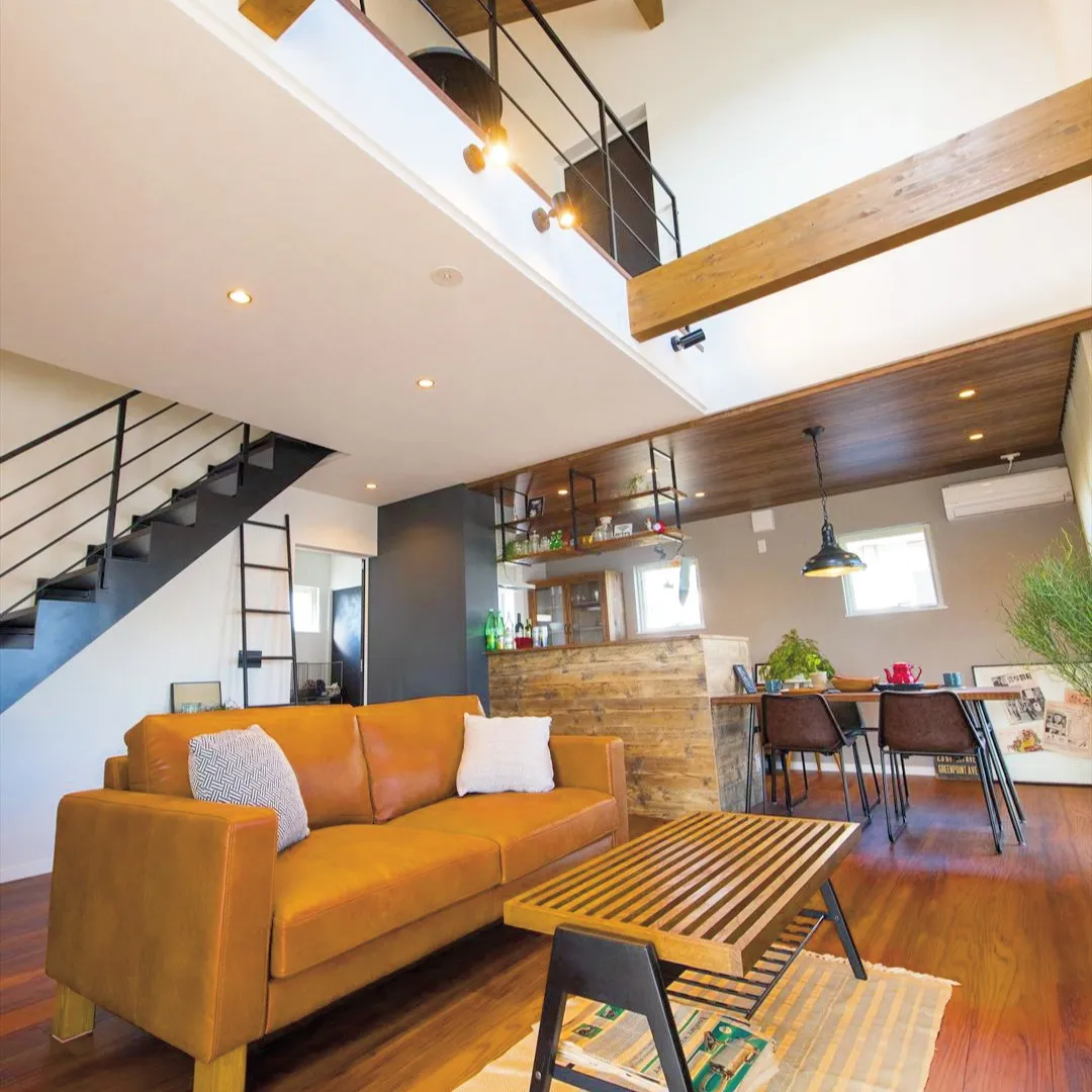 この大胆で魅力的な吹き抜けリビング、見逃せませんよ！✨木目が...