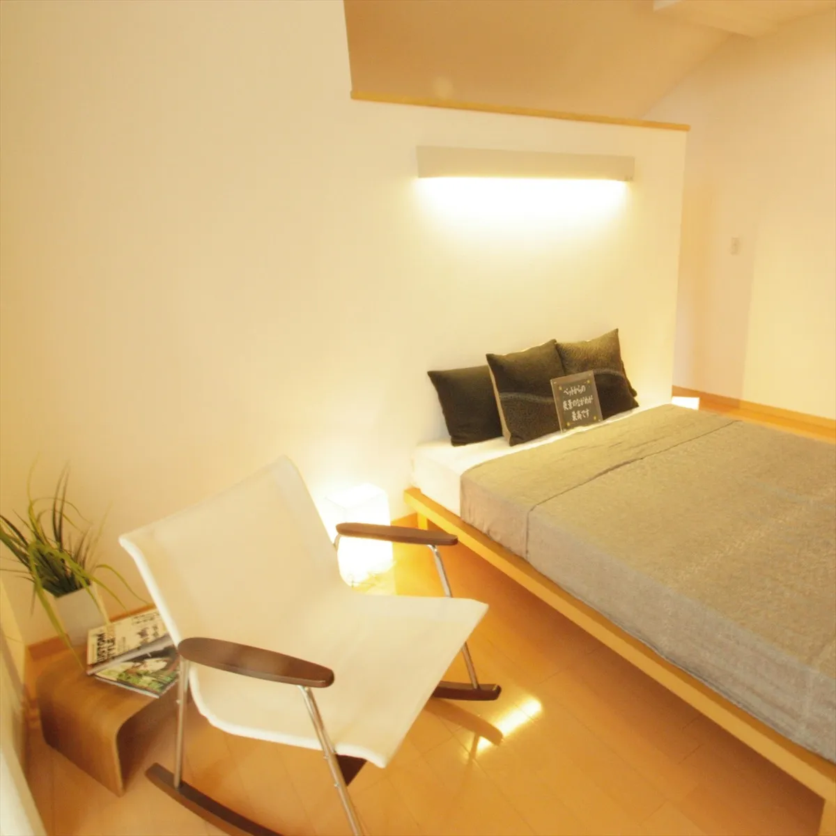 白を基調とした明るい寝室は、日々の疲れを癒すのにぴったりな空...