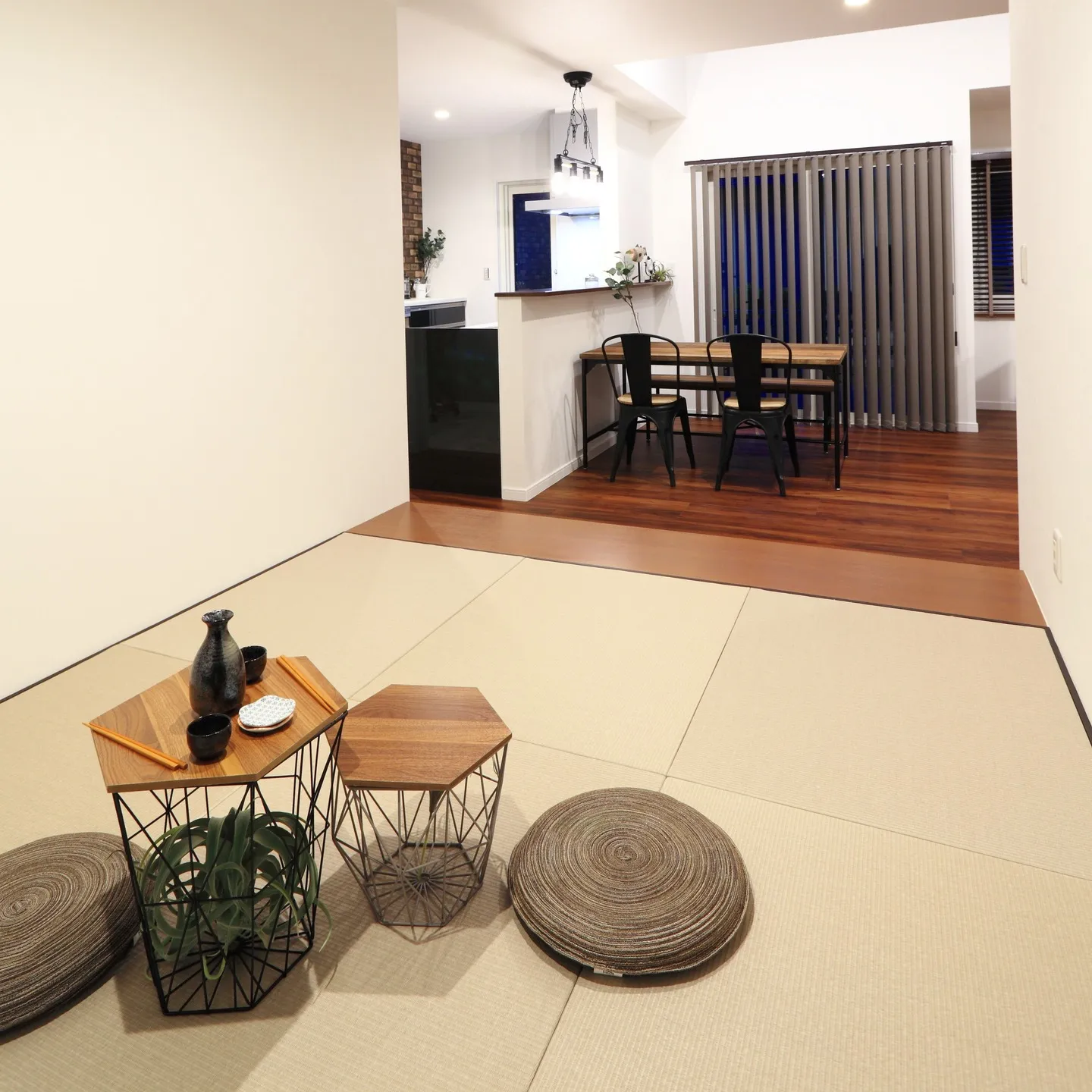 リビングダイニングの横にある小上がりの和室、これがまた最高な...