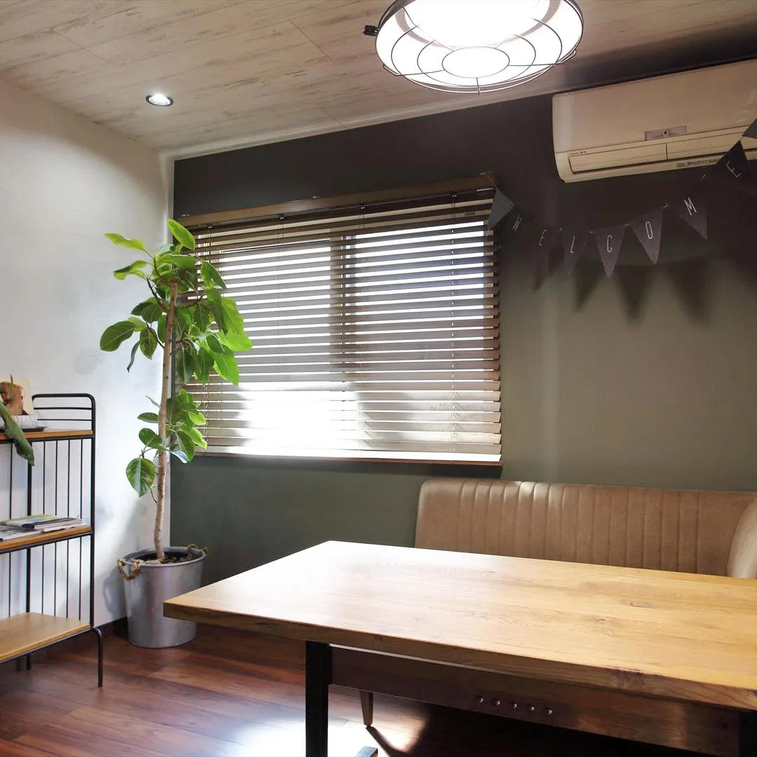 ダークブラウンの床にグレーの壁、そしてシンプルな机とソファ✨...