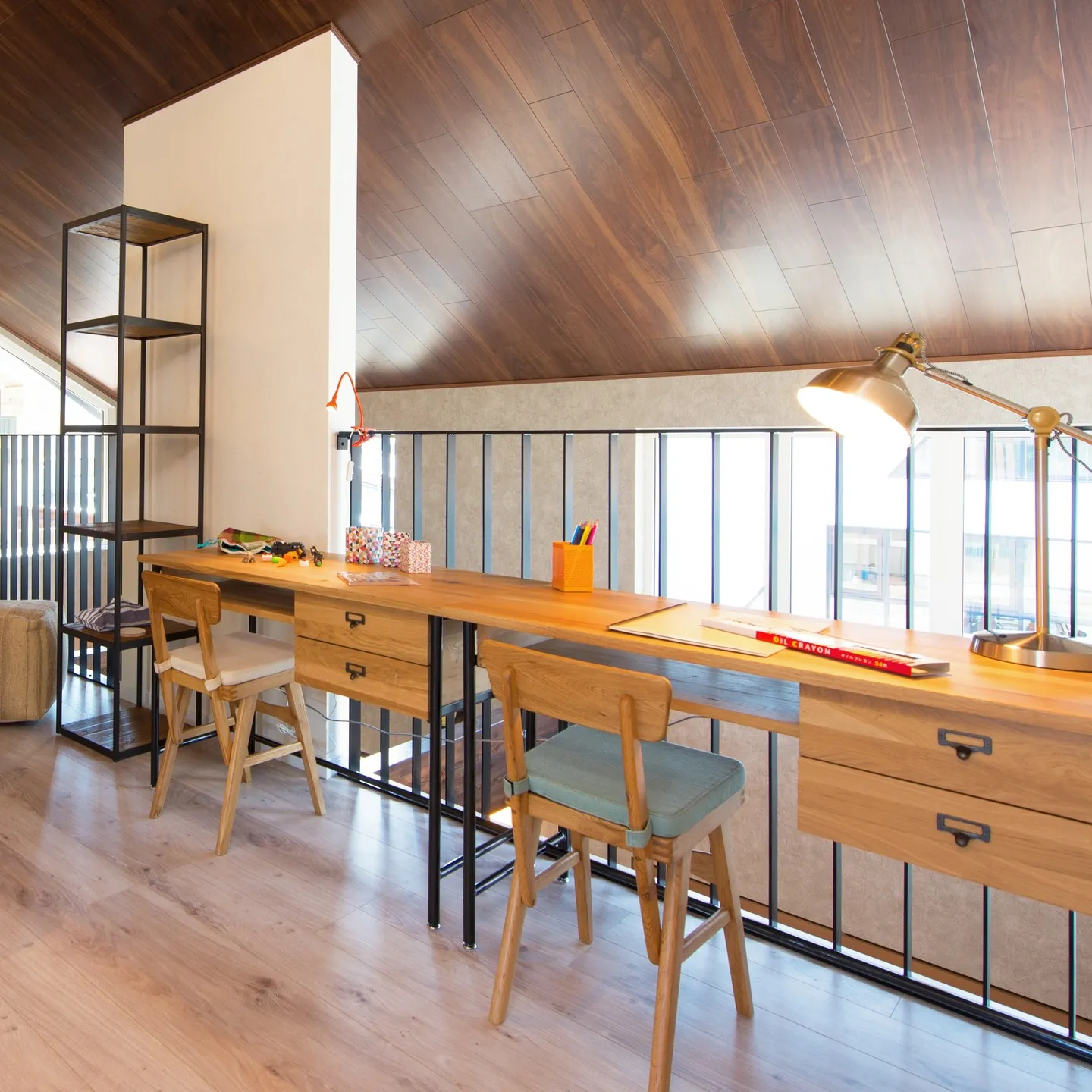 リビングを見下ろす二階の廊下にあるワークスペース✨ここは心の...
