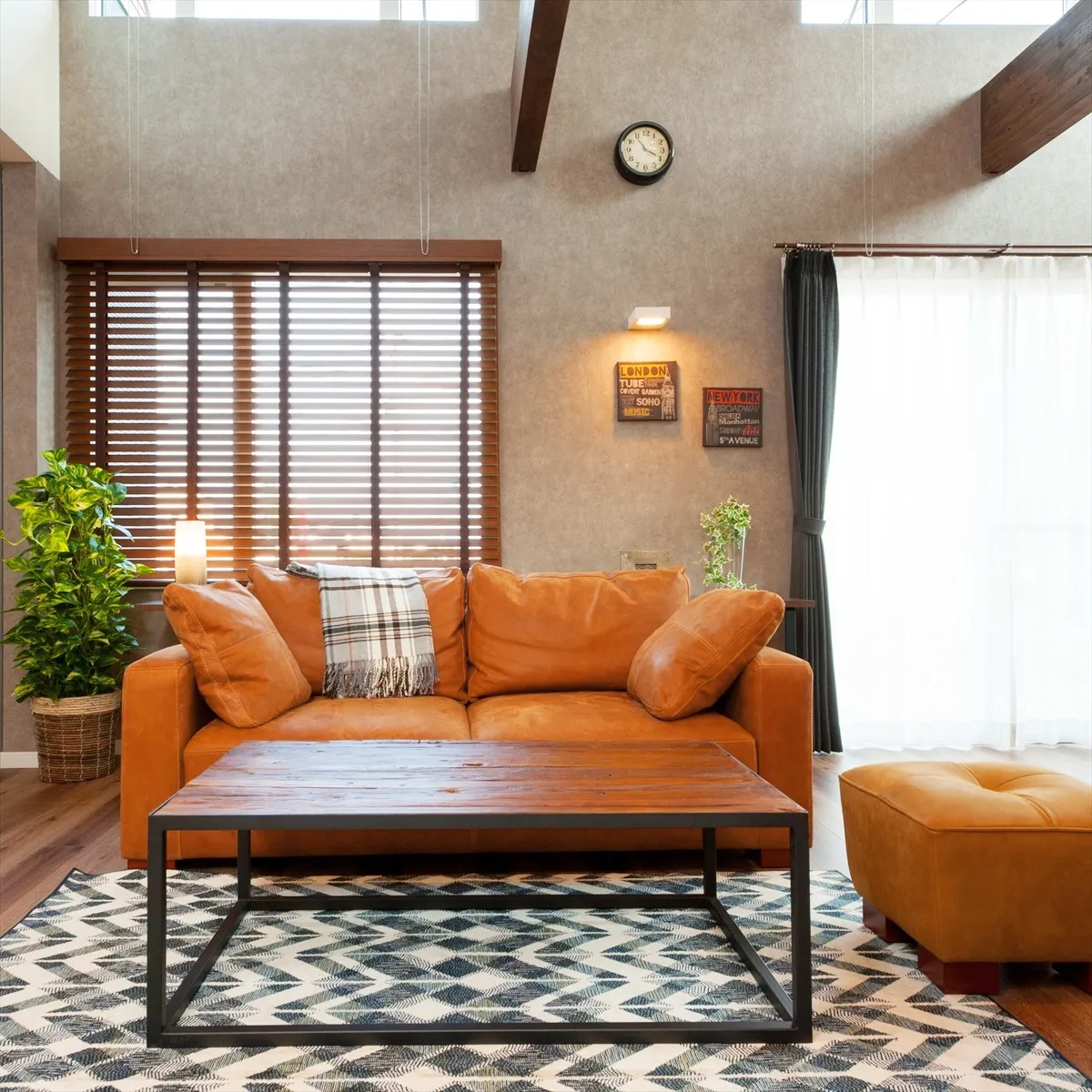 このリビング、まるで映画のワンシーンに登場しそうな贅沢な空間...