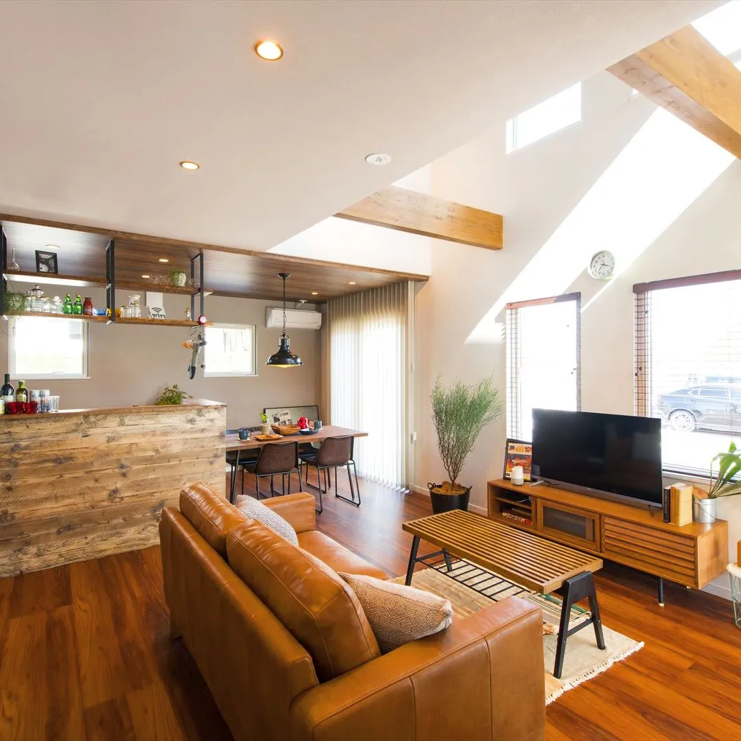 リビングダイニングキッチンに足を踏み入れると、まず目に飛び込...