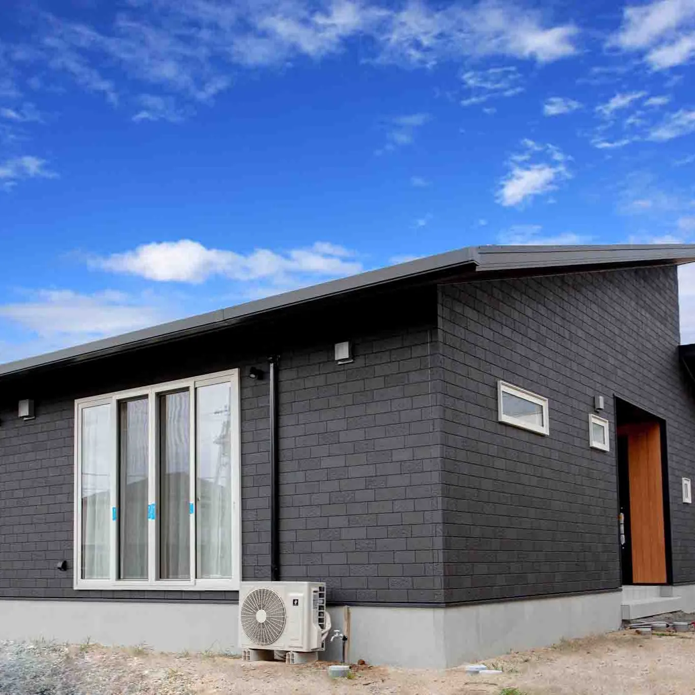 この家、まるでモダンアートの一部みたいじゃないですか？✨