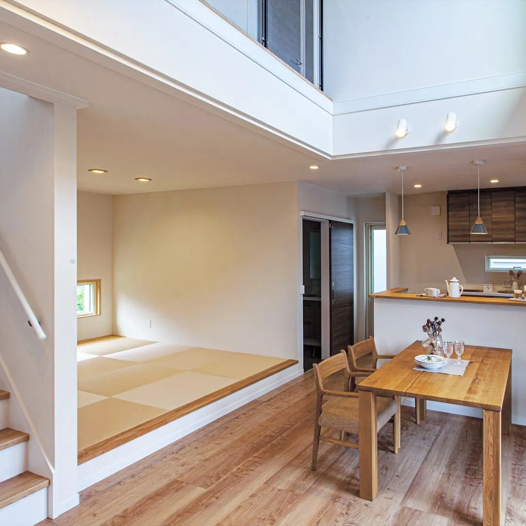 ダイニングキッチンのすぐ近くにある畳スペースは、まさに子ども...