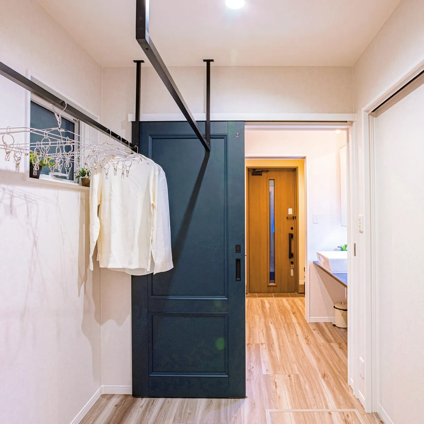 玄関から直結する洗面台とランドリールームって、本当に便利で理...