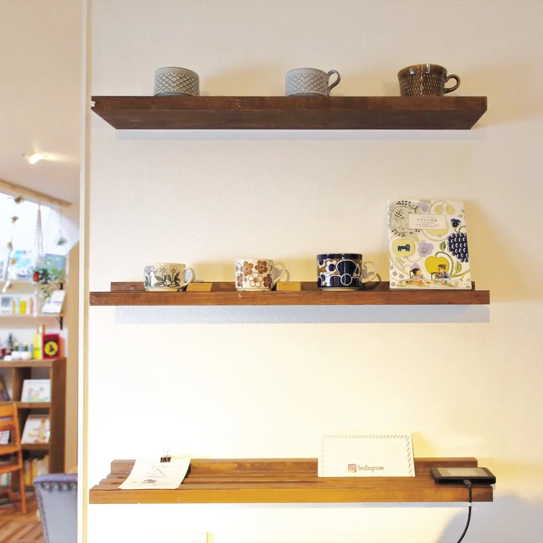 キッチン横にある見せるカップボード、実はちょっとした幸せを感...