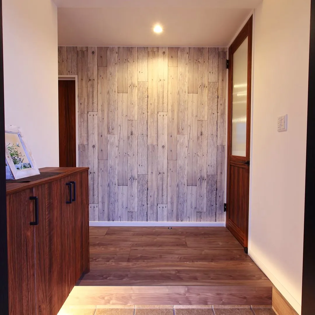 白い壁とダークカラーのインテリアで演出された玄関😍。