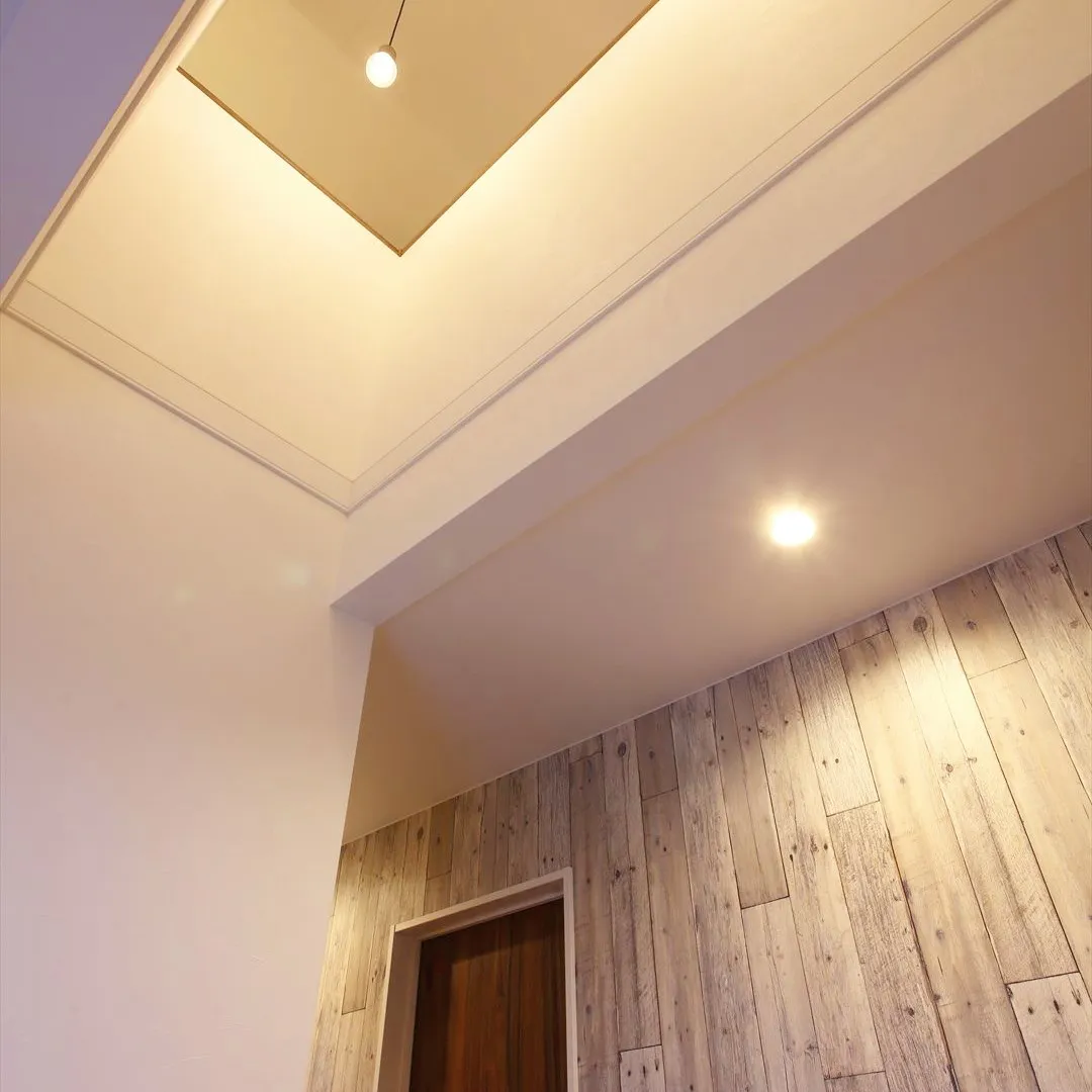 白い壁とダークカラーのインテリアで演出された玄関😍。