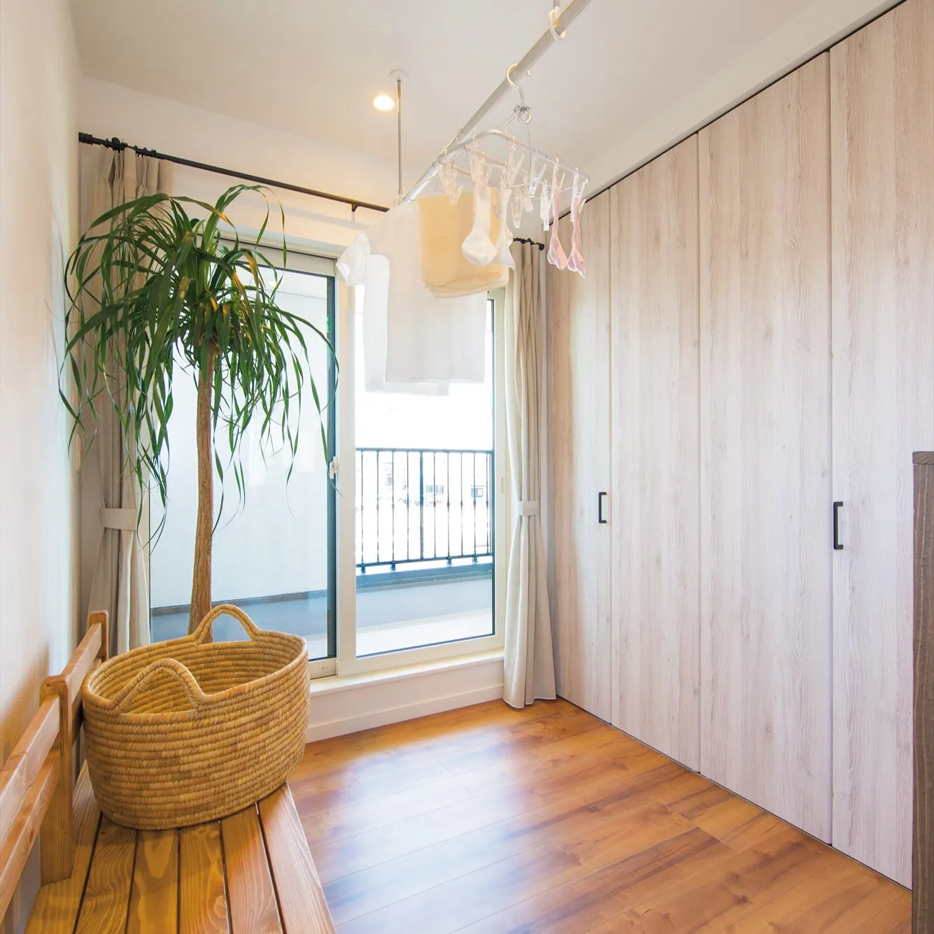 温かみのある木目の内装が特徴のランドリースペースで、洗濯も心...