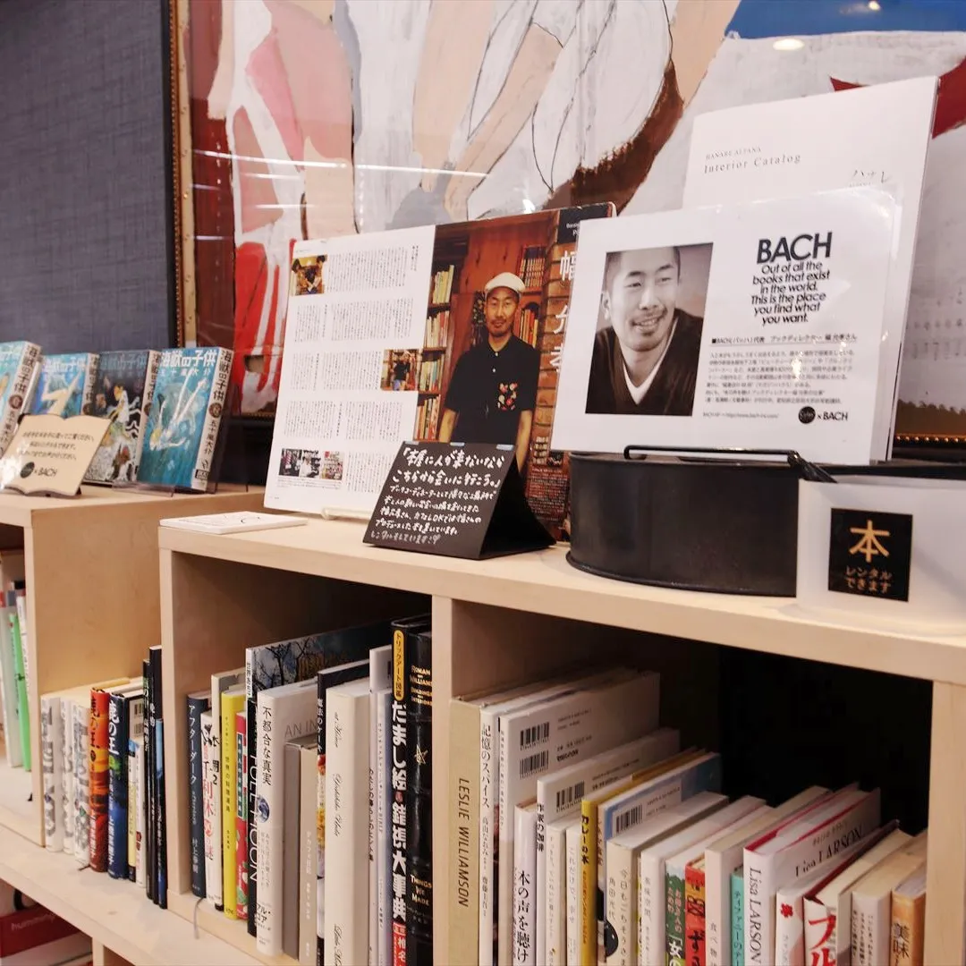 リビングの本棚には色とりどりの本が整然と並んでいて、まるで小...