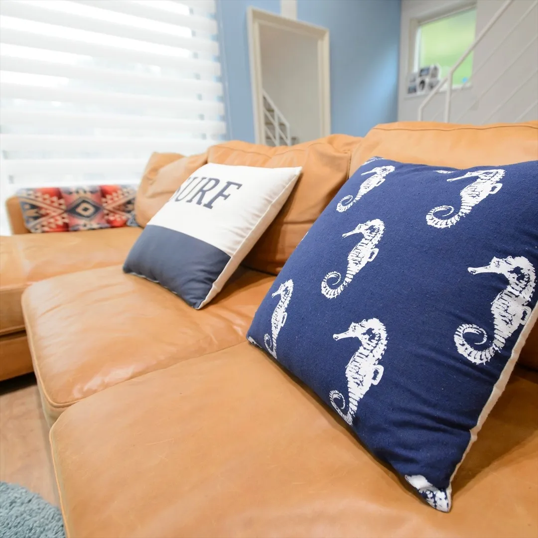 さわやかな青と白の壁が特徴的なリビングルームって、見ているだ...