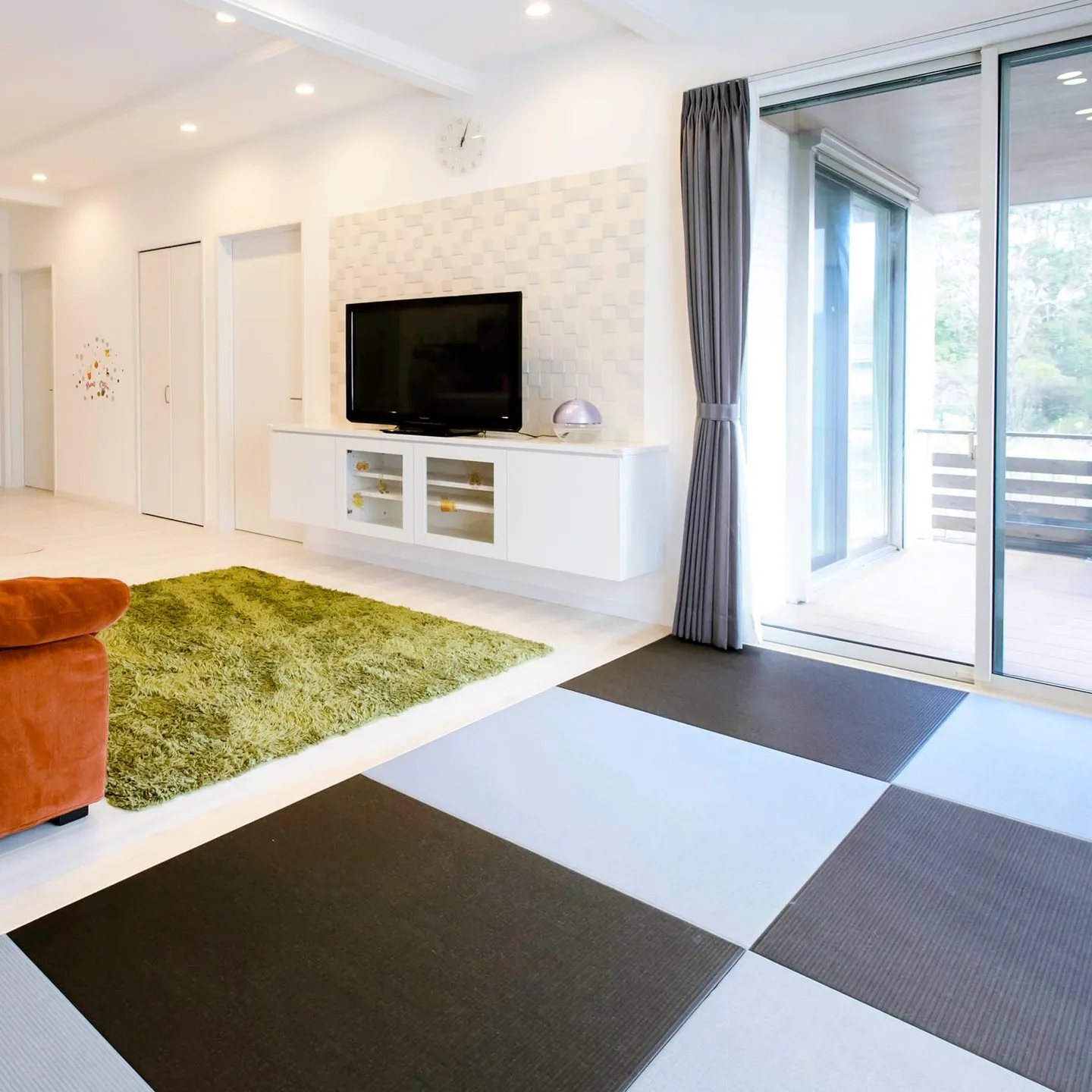 ウッドデッキに面した明るいリビング🌞。