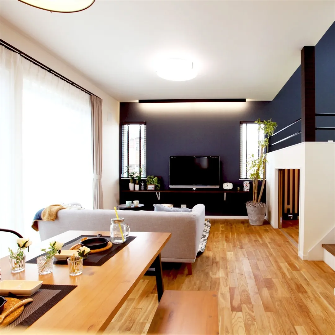 このリビングダイニングの特長は、白と黒の壁紙でクールにまとめ...