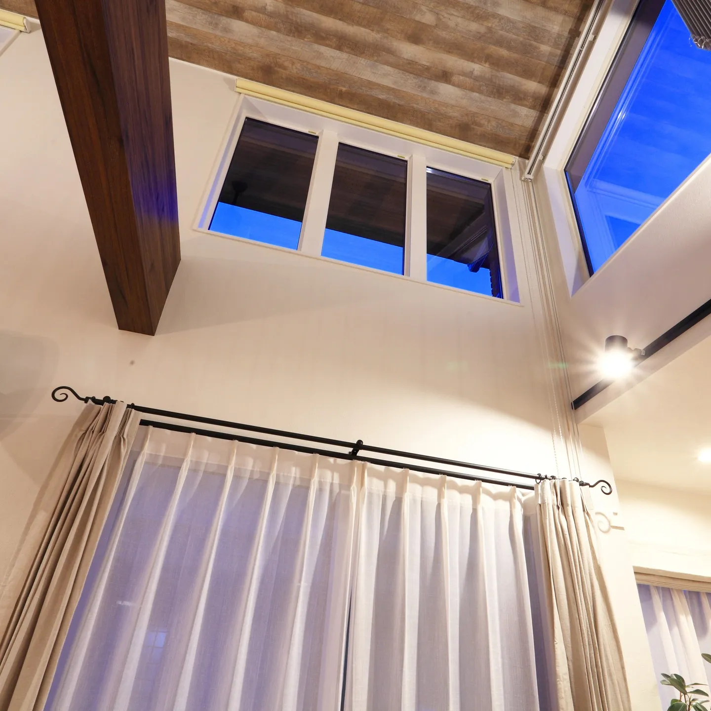 高窓のある吹き抜けをリビングから見上げると、本当に感動的なん...