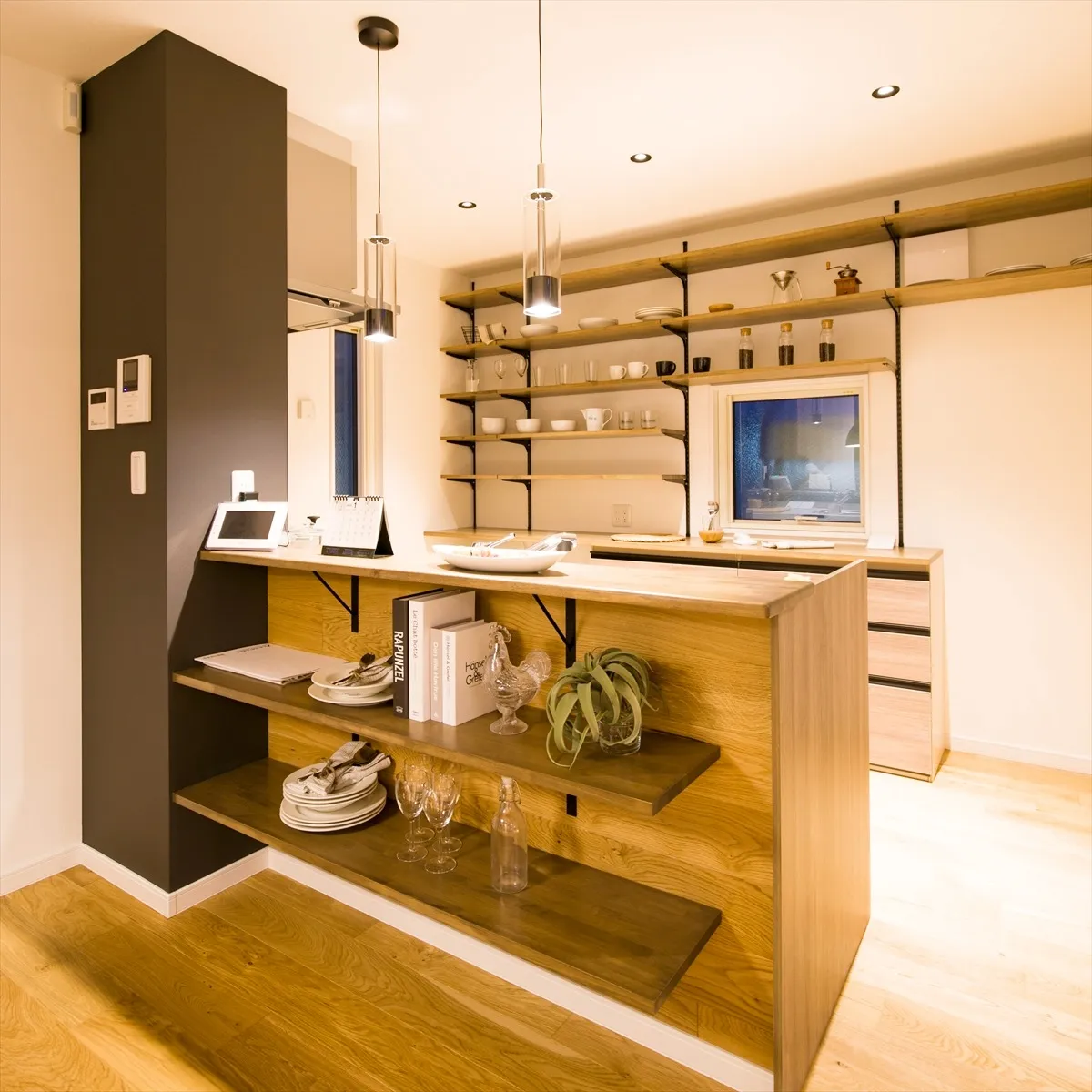 オープンな棚が大活躍の「見せる収納」たっぷりのキッチンで、料...