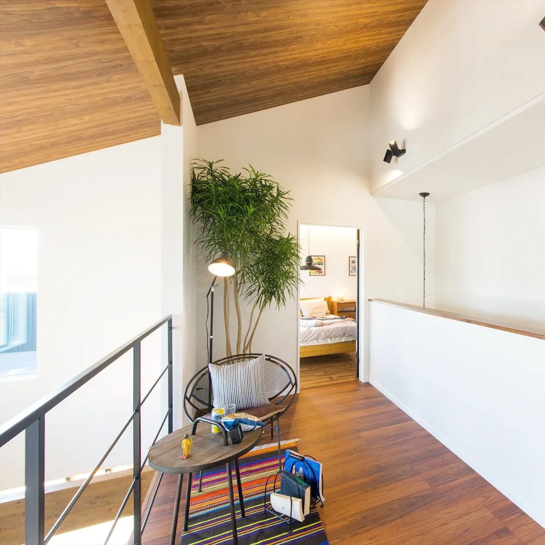 2階の廊下にあるこの休憩スペース、まさに癒しの空間💕 高窓か...