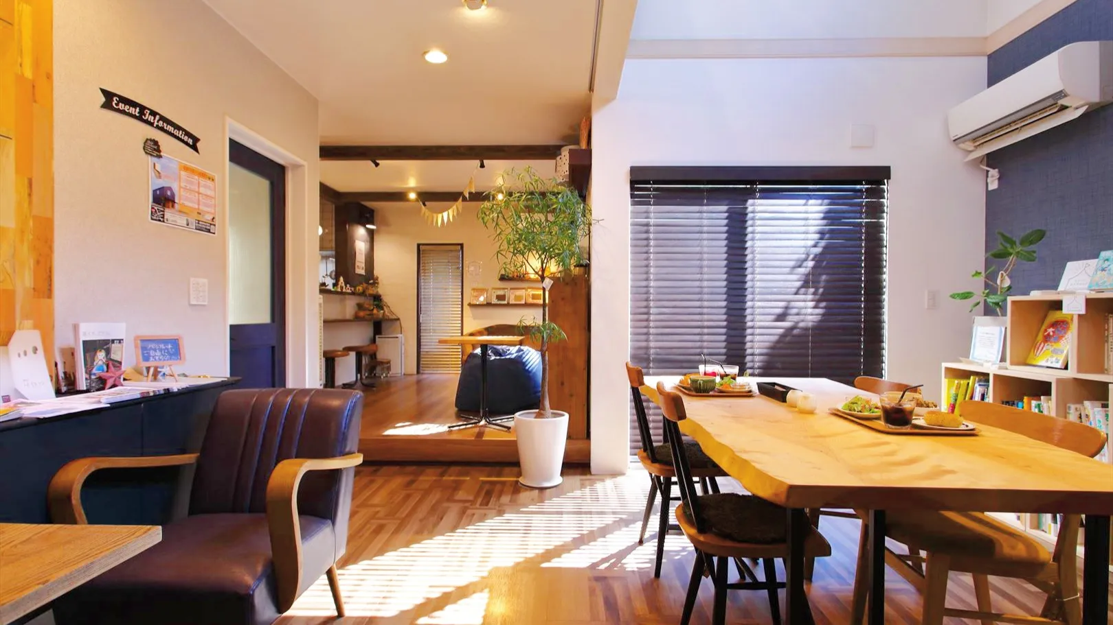 朝日が差し込むダイニングで迎える朝は特別ですね🌅！小さな図書...